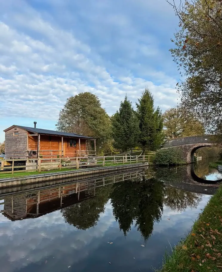 Canalside Cabin — photo 1